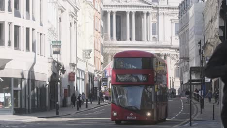 Hermosa-Vista-De-La-Calle-Londinense-Del-Taxi-Bus-Catedral-De-St-Pauls-Ludgate-Hill