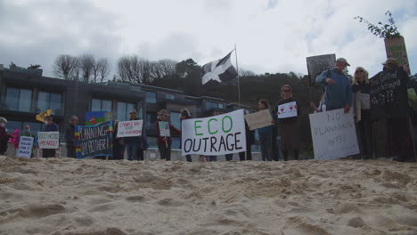 Protest-Gegen-Das-Carbis-Bay-Hotel-In-St.-Ives,-Cornwall,-Weil-Es-Bäume-Gefällt-Hat