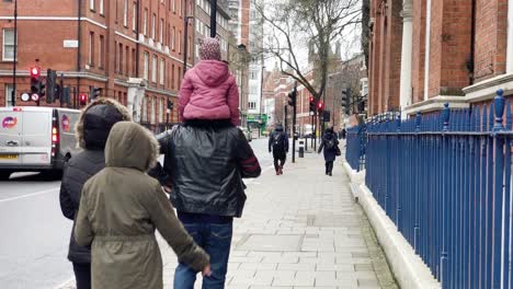 Leute,-Die-Auf-Dem-Bürgersteig-Auf-Einer-Londoner-Straße-Gehen