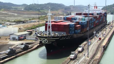 Buque-Portacontenedores-En-Tránsito-Por-Las-Esclusas-De-Pedro-Miguel,-Canal-De-Panamá