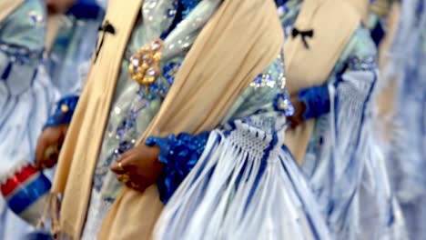 Primer-Plano-De-Bailarines-Bolivianos-Manejando-Matracas-Durante-El-Desfile-De-La-Virgen-De-Copacabana