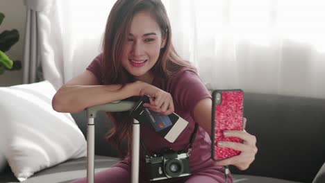 Frau-Glückliches-Selfie-Porträt-Mit-Ihrem-Reisepass-Und-Ihrer-Kreditkarte-Vor-Der-Reise