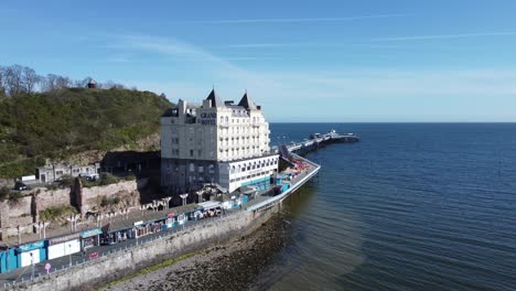 Luftaufnahme-Des-Grand-Hotel-Wahrzeichen-Llandudno-Meer-Viktorianischen-Promenade-Tourismus-Gebäude-Aufsteigend-Einschieben