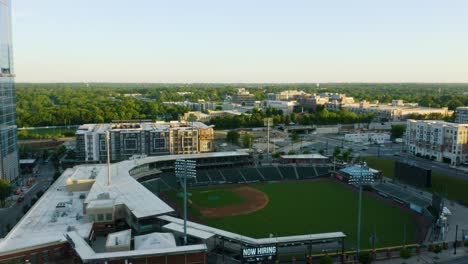 Drohne-Umkreist-über-Truist-Field-In-Der-Innenstadt-Von-Charlotte,-North-Carolina