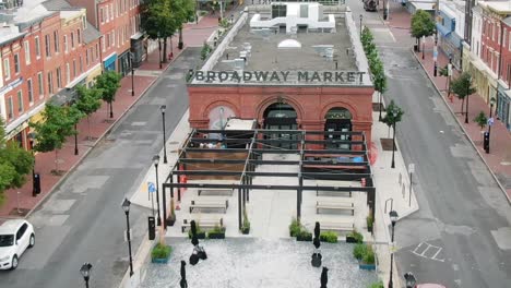 Cartel-Del-Mercado-De-Broadway-En-El-Edificio,-Inner-Harbor,-Baltimore,-Maryland