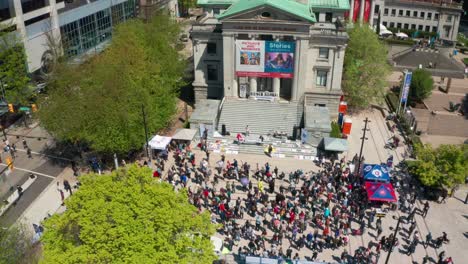 Anti-Masken-Demonstranten-Legten-Bei-Einer-öffentlichen-Kundgebung-Fäuste-In-Die-Luft,-Luftbild-Der-Menge-Auf-Den-Stufen-Der-Vancouver-Art-Gallery-In-Der-Innenstadt-Von-Vancouver-Während-Der-Sperrung-Der-Covid-19-Virusvariante-2021