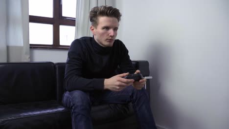 Mann,-Der-Xbox-One-Videospiel-Spielt,-Sitzt-Auf-Einer-Couch,-Mittlere-Aufnahme