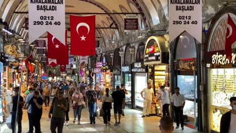 Static-wide-clip-of-busy-main-indoor-thoroughfare-of-Grand-Bazaar-in-Istanbul