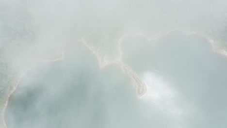 Lago-Danao,-San-Juan,-Sur-De-Leyte,-Filipinas---Vista-Superior-Del-Lago-Cubierto-Por-Niebla-Humeante