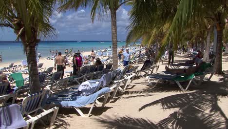 People-at-the-beach-in-Grand-Turk,-Turks-and-Caicos-Islands