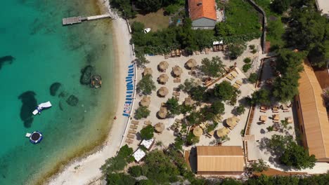 Playa-Clara-Y-Limpia-Y-Agua-De-Mar-En-Un-Resort-En-Korcula-Croacia---Toma-Aérea