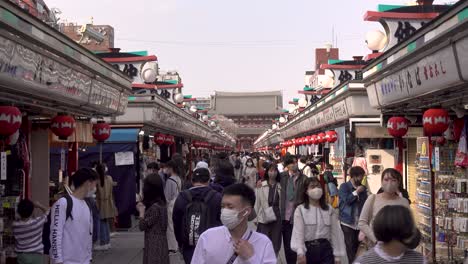 Spaziergang-Durch-Die-Straße,-Die-Zum-Senso-ji-In-Tokio-Führt,-Mit-Vielen-Menschen,-Die-Gesichtsmasken-Tragen