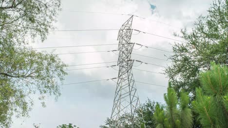 Agradables-Vueltas-De-Tiempo-De-Una-Torre-De-Cableado-Eléctrico-Y-Las-Nubes-Pasando-Rápido-Sobre-Ella