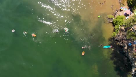 Antenne-über-Sommeraktivitäten-Auf-Dem-See,-Menschen,-Die-Im-Wasser-Spielen