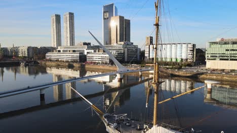 Vista-Aérea-Del-Puente-De-La-Mujer-Y-El-Frente-Del-Viejo-Velero-En-Buenos-Aires