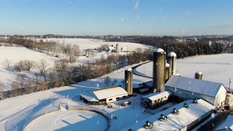 Luftschnee,-Der-über-Landwirtschaftliche-Gebäude-Und-Silos-Fällt