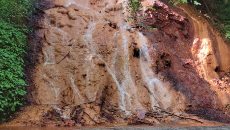 Eisengefüllter-Roter-Felsen-Mit-Natürlichem-Wasserfall