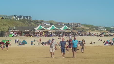 Multitud-De-Personas-En-La-Playa-De-Arena-Dorada