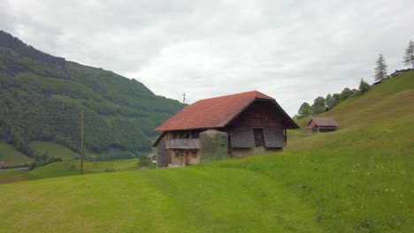 Almhütte-In-Idyllischer-Landschaft,-Schweiz