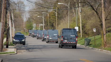 Amazon-lieferwagen-Oder-Amazon-lastwagen-Ziehen-Auf-Einer-Stadtstraße