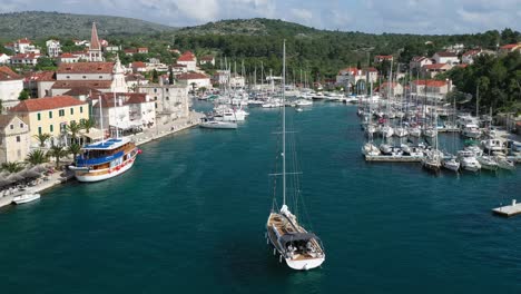 Touristen-Auf-Dem-Boot,-Das-Am-Marina-Von-Milna-In-Brac,-Kroatien-Ankommt