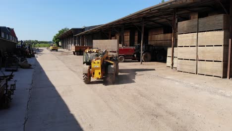 Máquina-Jcb-Que-Transporta-Contenedores-Para-Papas-En-Un-Corral-De-Kent