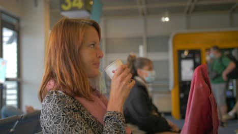 Junge-Frau-Trinkt-Kaffee-In-Der-Flughafenlounge