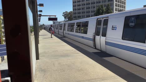 Foto-De-Camión-De-Un-Viajero-Esperando-Para-Entrar-Al-Tren-Subterráneo-En-El-Norte-De-California-En-Un-Día-Soleado