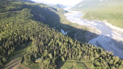 Imágenes-Aéreas-De-Una-Pista-De-Aterrizaje-De-Hierba-Remota-A-Lo-Largo-Del-Río-Matanuska