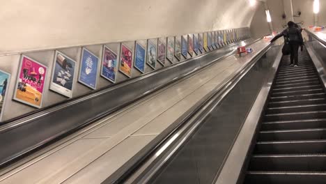 Rolltreppe-Verlässt-Die-U-Bahnstation-Im-Zentrum-Von-London,-Großbritannien