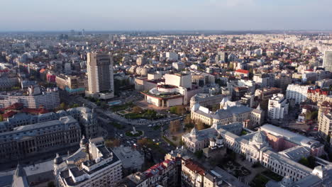 Bukarest-stadtantenne-Mit-Interkontinentalem-Hotel-Und-Belebter-Kreuzung