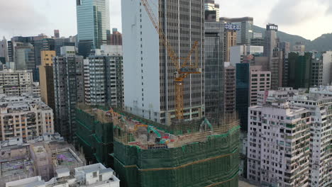 Turmdrehkran-Auf-Einer-Hochbaustelle-In-Causeway-Bay,-Hongkong