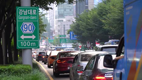 Autos-Verkehr-Nahaufnahme-Vorbei-An-Gangnam-Daero-Straßenschild-In-Der-Nähe-Der-U-bahnstation-Gangnam-In-Seoul-Südkorea-Tagsüber-Sommer-Sonnenuntergang