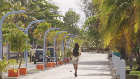 Lokaler-Puerto-Rico-Mann,-Der-Roller-Auf-Den-Straßen-Von-San-Juan-Reitet-Und-Statischen-Schuss-Herstellt