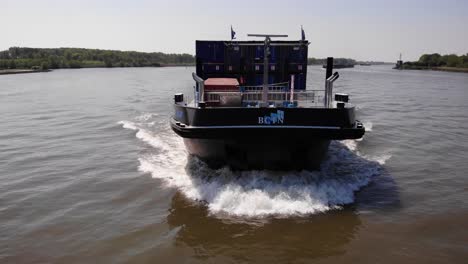 Frachtschiff-Von-Den-Bosch-Max-Blue,-Das-Tagsüber-Auf-Dem-Fluss-Unterwegs-Ist