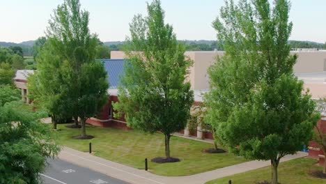 Building-of-Reidenbaugh-Elementary-School,-Lititz-Pennsylvania-surrounded-by-green-trees