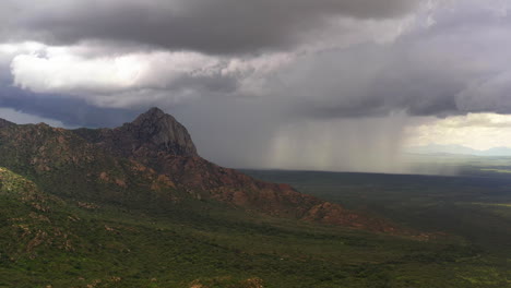 Fuertes-Lluvias-Cayendo-De-Las-Nubes-Sobre-Río-Rico-En-Arizona
