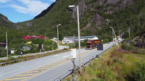 Cámara-De-Exceso-De-Velocidad-En-Dalekvam-Noruega-A-Lo-Largo-De-La-Carretera-Europea-E16---Aplicación-Automática-De-La-Ley-De-Tráfico---Cámara-De-Observación-Aérea-Estática-De-Coches-Que-Pasan