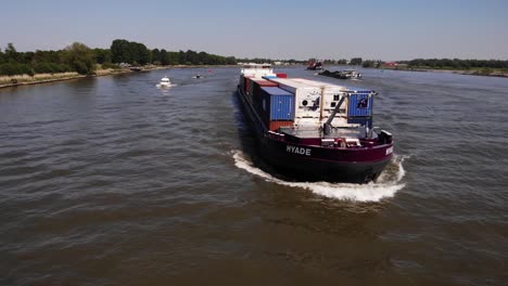 Voll-Beladenes-Containerschiff,-Das-Tagsüber-Auf-Dem-Fluss-Kreuzt