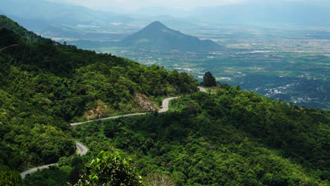 Vista-Panorámica-De-La-Carretera-De-Montaña-Con-Curvas-En-La-Provincia-De-Ninh-Thuan,-Vietnam