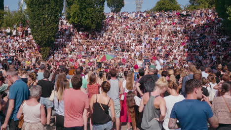 Plano-General-De-Una-Sesión-De-Karaoke-Mauerpark-En-Un-Caluroso-Día-De-Verano-En-Berlín,-Alemania