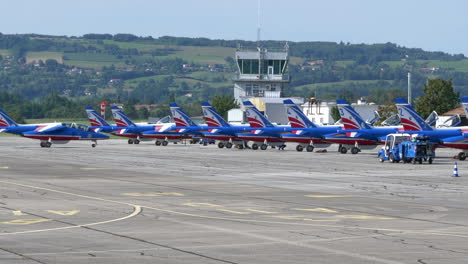 Tiro-Estático-Del-Equipo-Acrobático-Francés-Aterrizado,-Rodaje-De-Avión