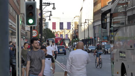 Pedestrians-And-Traffic-At-Oxford-Street-Amidst-The-COVID-19-Pandemic-In-London,-United-Kingdom