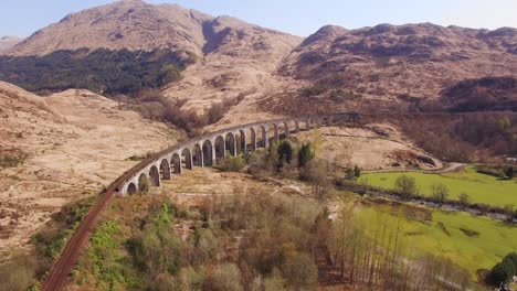 Antenne-Nach-Vorne-Entlang-Glenfinnan-Viaduct,-Schottland