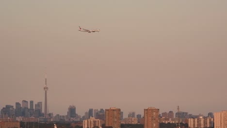 Avión-De-Pasajeros-Preparándose-Para-Aterrizar-Sobre-El-Horizonte-De-La-Ciudad-De-Toronto