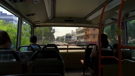 Gente-Tomando-Bus-En-Singapur