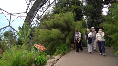 Tourists-enjoy-visiting-the-Eden-Project-near-St-Blazey,-Cornwall,-UK