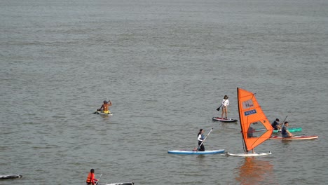 Gente-Practicando-Windsurf-Y-Paddleboarding-En-El-Río-Hangang-Durante-El-Verano-En-Seúl,-Corea-Del-Sur