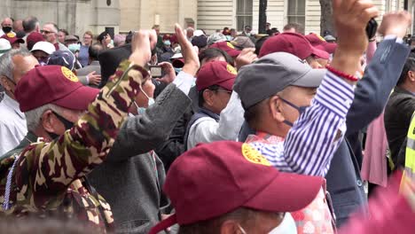 Los-Veteranos-Ghurka-Mayores-Con-Gorras-De-Béisbol-Granate-Animan-Y-Levantan-Los-Puños-En-Protesta-De-Resistencia-Frente-A-Downing-Street-Pidiendo-Pensiones-Militares-Completas-Para-Todos-Los-Veteranos-Ghurka