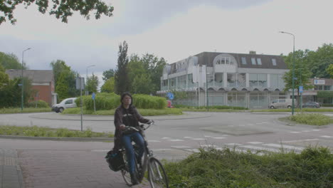 Calm-roundabout-in-the-Netherlands-with-cars-and-a-cyclist